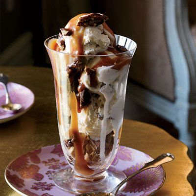 Butter-Pecan Blondie Sundaes with Creamy Caramel Sauce